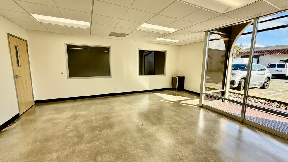 More Photos Of 18320-18330 Oxnard St, Tarzana Unknown For Lease