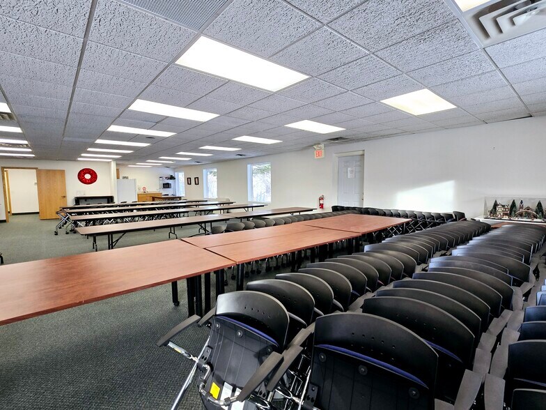 More Photos Of 5833 Pecan St, North Branch Office For Sale