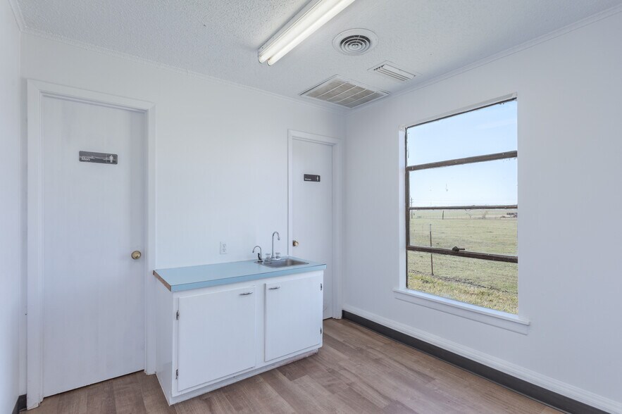 More Photos Of 600 W Main St, Whitesboro Light Manufacturing For Sale