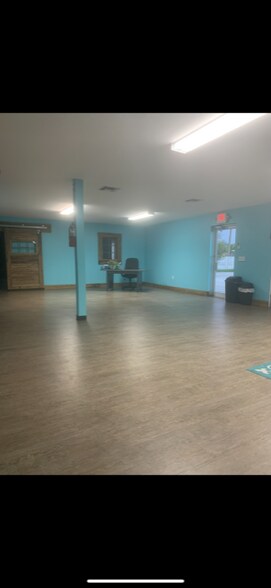 More Photos Of 3037 SW 3rd Ter, Okeechobee Showroom For Lease