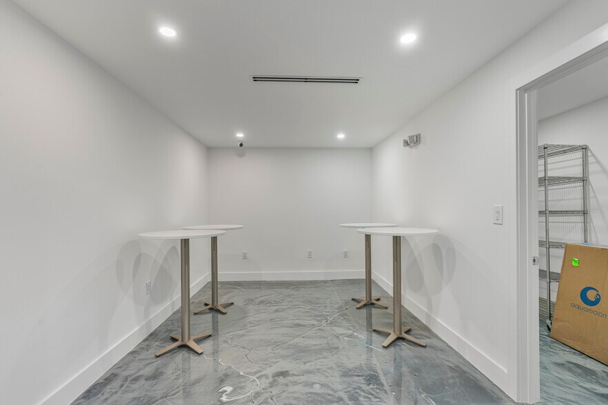 More Photos Of 2075-2129 W 76th St, Hialeah Showroom For Lease