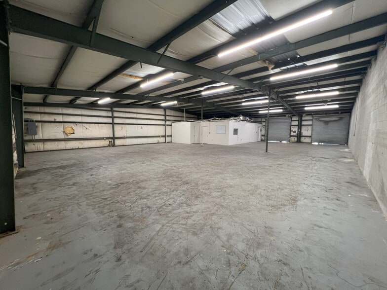 More Photos Of 748 Commerce Cir, Longwood Warehouse For Lease