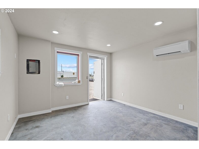More Photos Of 1845 N 1st Pl, Hermiston Warehouse For Sale
