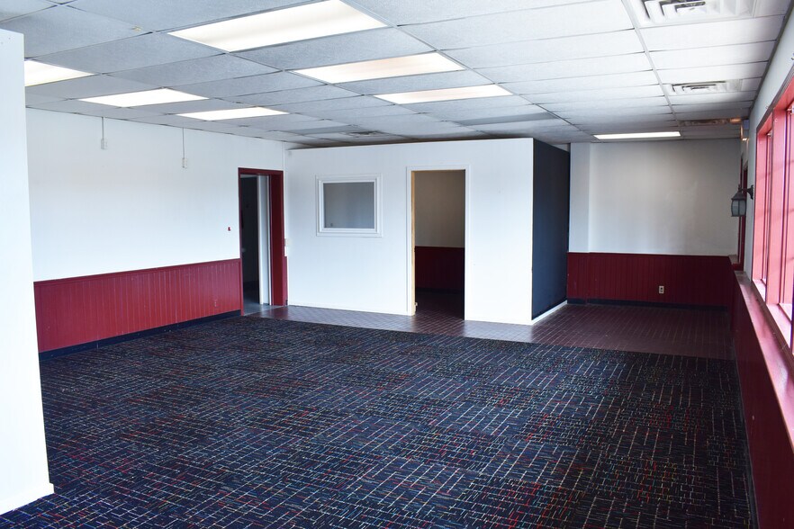 More Photos Of 19 N Arch St, Janesville General Retail For Lease