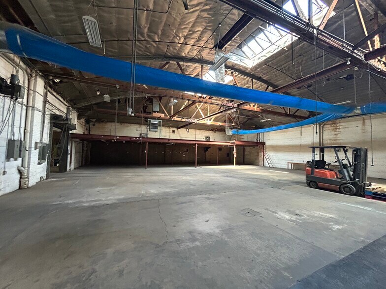 More Photos Of 8228 McCormick Blvd, Skokie Manufacturing For Lease