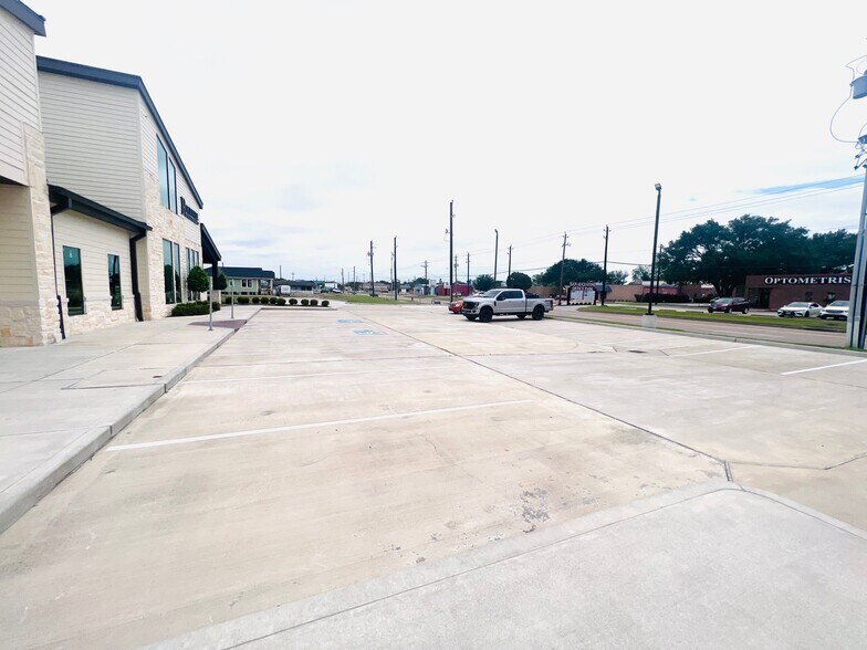 More Photos Of 317 W San Augustine St, Deer Park Office For Lease