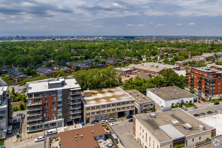 More Photos Of 183 Ch Bates, Mont-Royal Industrial For Lease