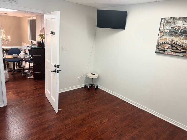 More Photos Of 5519 Hanley Rd, Tampa Storefront Retail Office For Sale