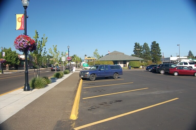 More Photos Of 401-429 Main St E, Monmouth Storefront For Lease