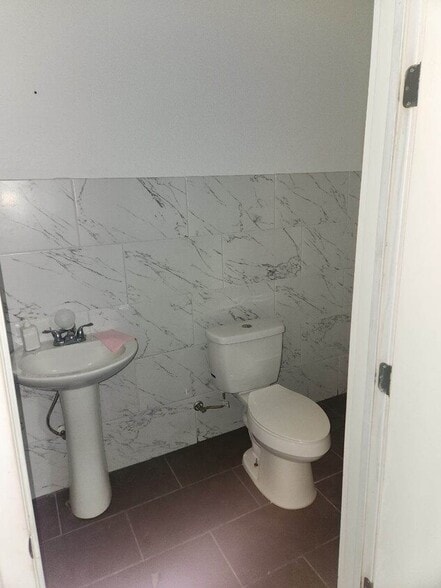 More Photos Of 1009 N Bowen Rd, Arlington Storefront For Sale