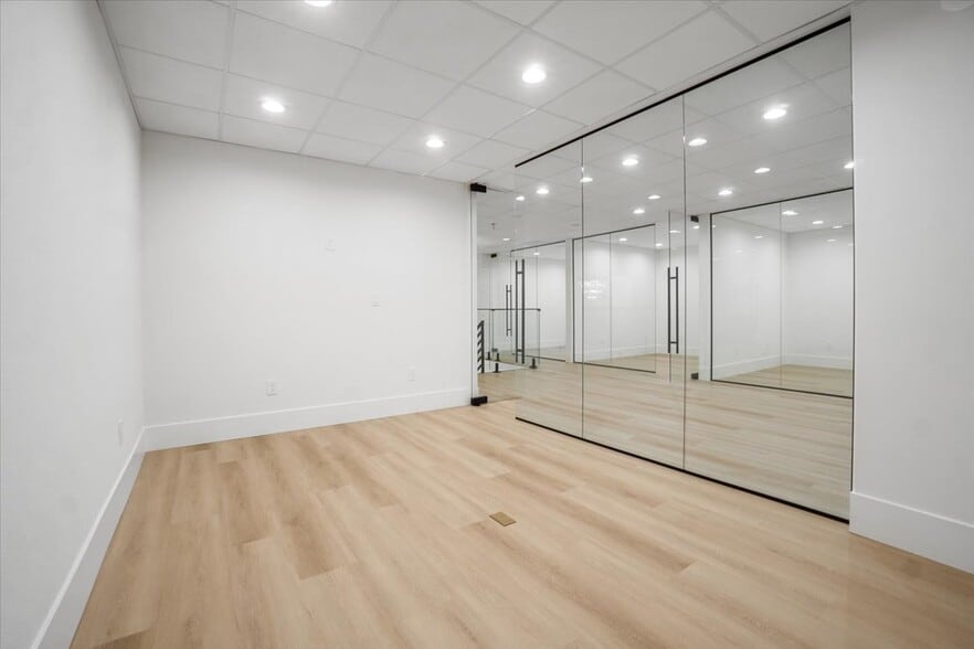 More Photos Of 1240 N Jefferson St, Anaheim Warehouse For Sale