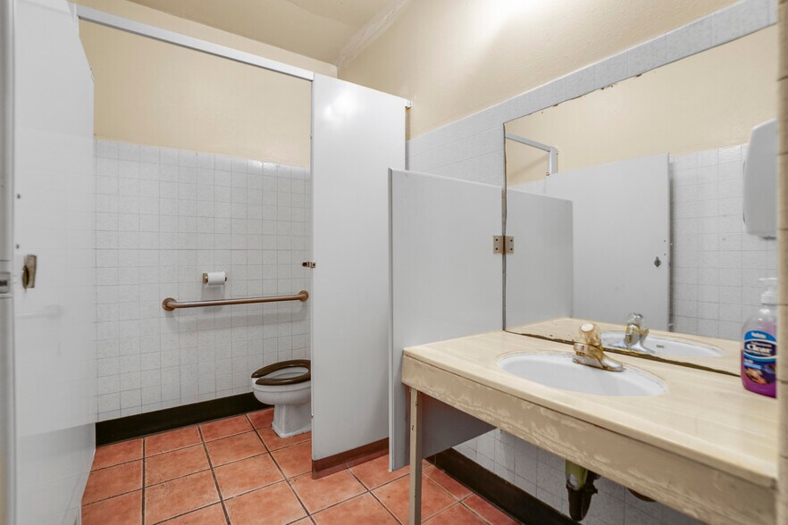 More Photos Of 1825 E Vista Way, Vista Restaurant For Sale
