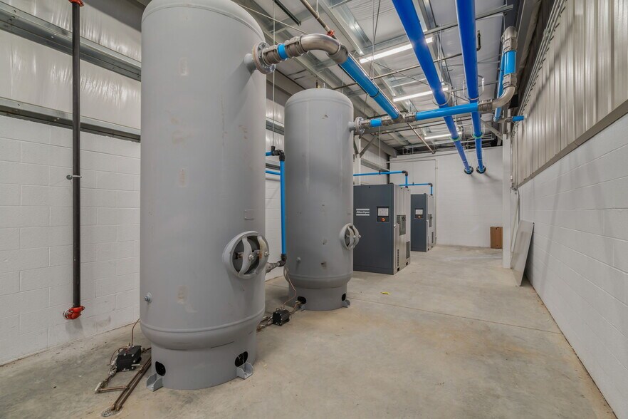 More Photos Of 1295 Huntington Park Dr, Loudon Warehouse For Lease