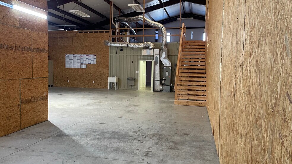 More Photos Of 1144 Pride Dr, New Braunfels Flex For Lease