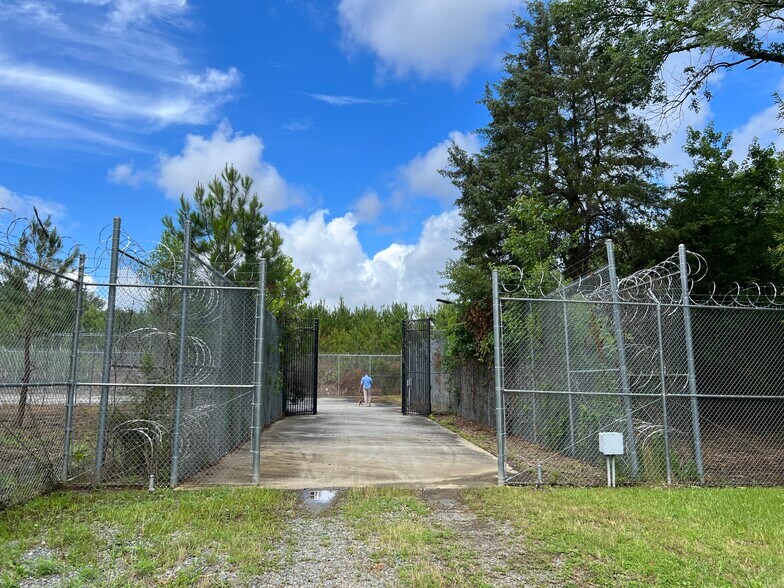More Photos Of 13117 NC Highway 24/27, Robbins Warehouse For Lease