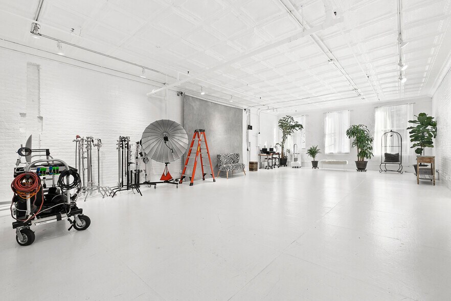 More Photos Of 447 W 36th St, New York Loft Creative Space For Sale