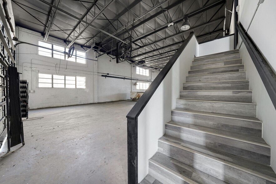More Photos Of 2099 S Park Rd, Hallandale Manufacturing For Sale