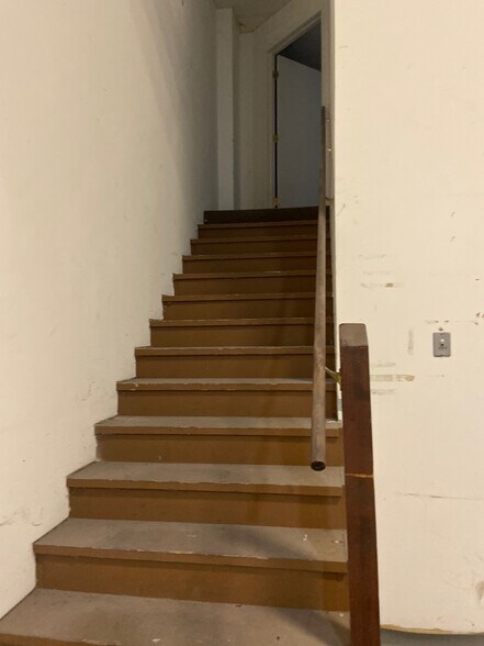 More Photos Of 189 Poplar Pl, North Aurora Warehouse For Lease