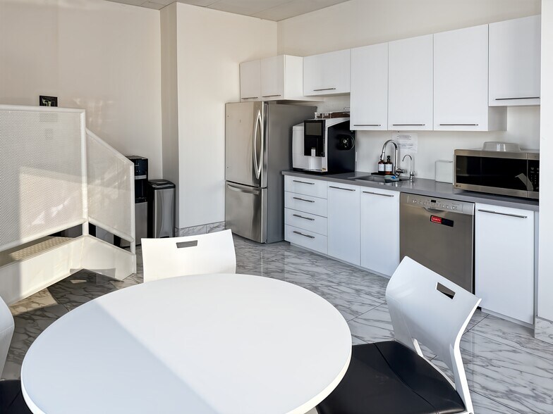 More Photos Of 240 Rue Saint-Jacques, Montréal Coworking Space