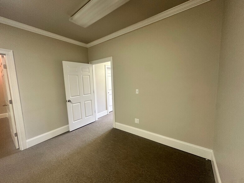 More Photos Of 327 Dahlonega St, Cumming Office For Lease