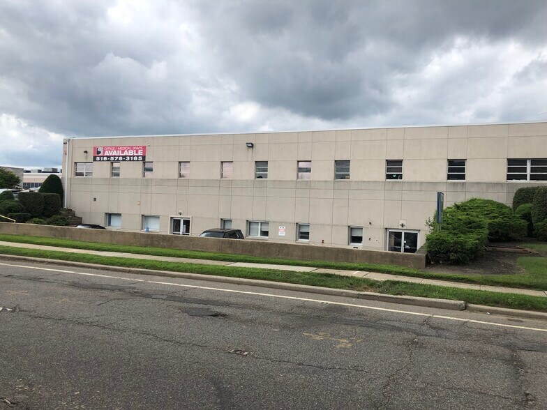 More Photos Of 1670 Old Country Rd, Plainview Office For Lease