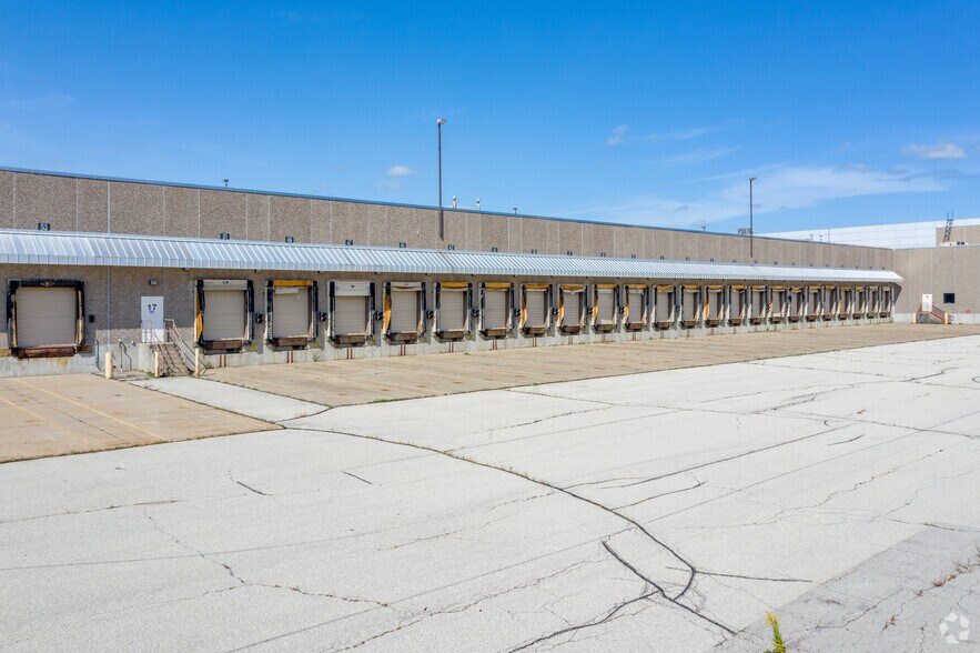 More Photos Of 1717 Lawrence Dr, De Pere Distribution For Lease