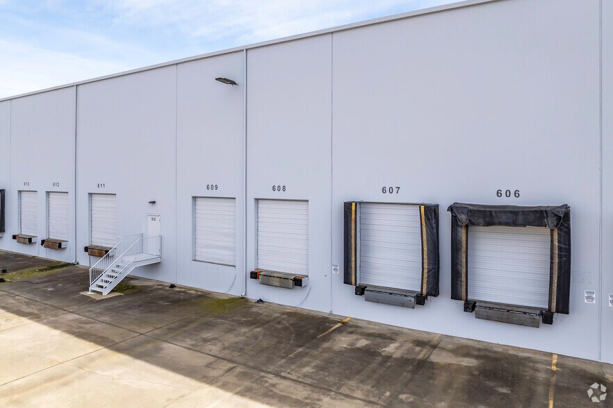 More Photos Of 3130 Venture Dr, Lincoln Distribution For Lease