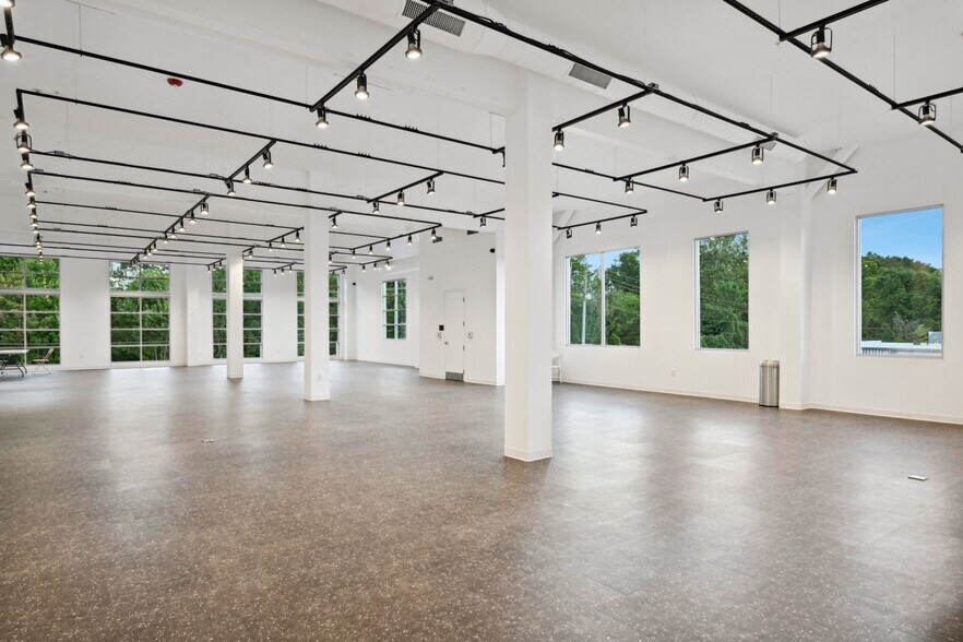More Photos Of 159 Armour Dr NE, Atlanta Showroom For Lease