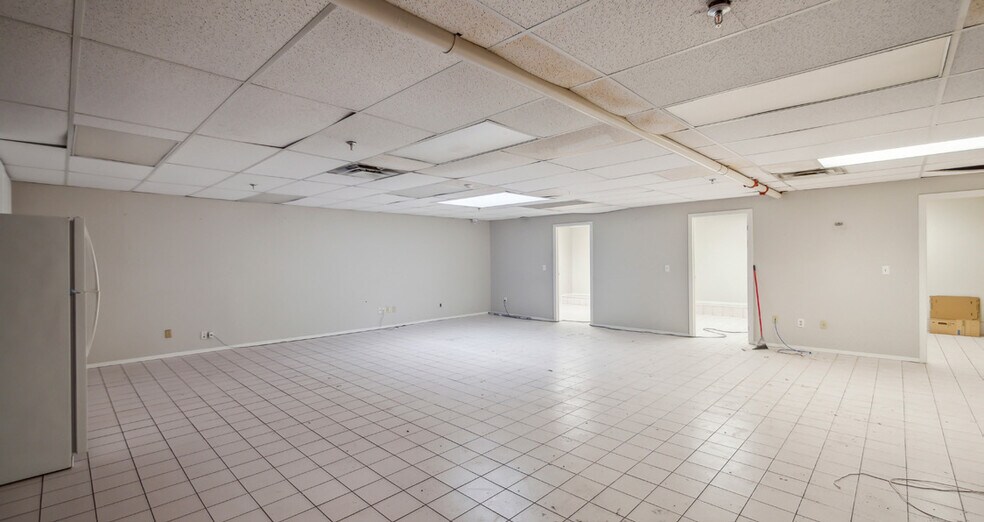 More Photos Of 270 Pennsylvania Ave, Vaughan Light Distribution For Sale