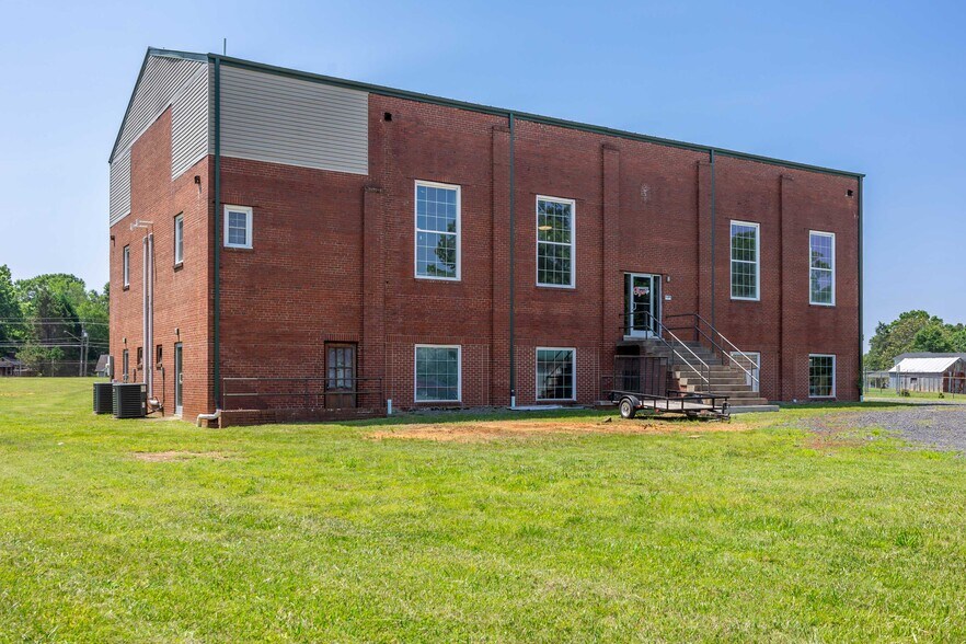 More Photos Of 217 E Aiken Rd, Eden Showroom For Lease