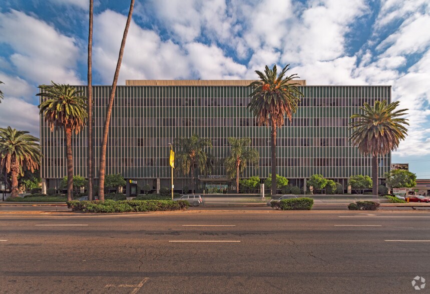 More Photos Of 18040 Sherman Way, Reseda Medical For Lease