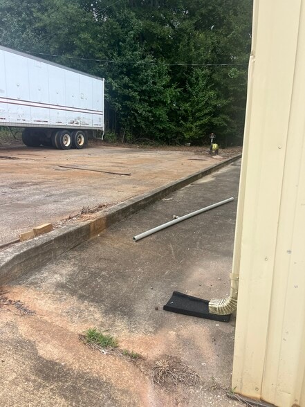 More Photos Of 2012 Last St, Statham Warehouse For Sale