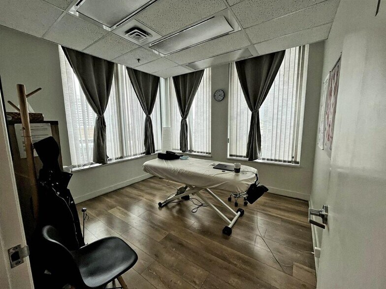 More Photos Of 4885 Kingsway, Burnaby Medical For Lease