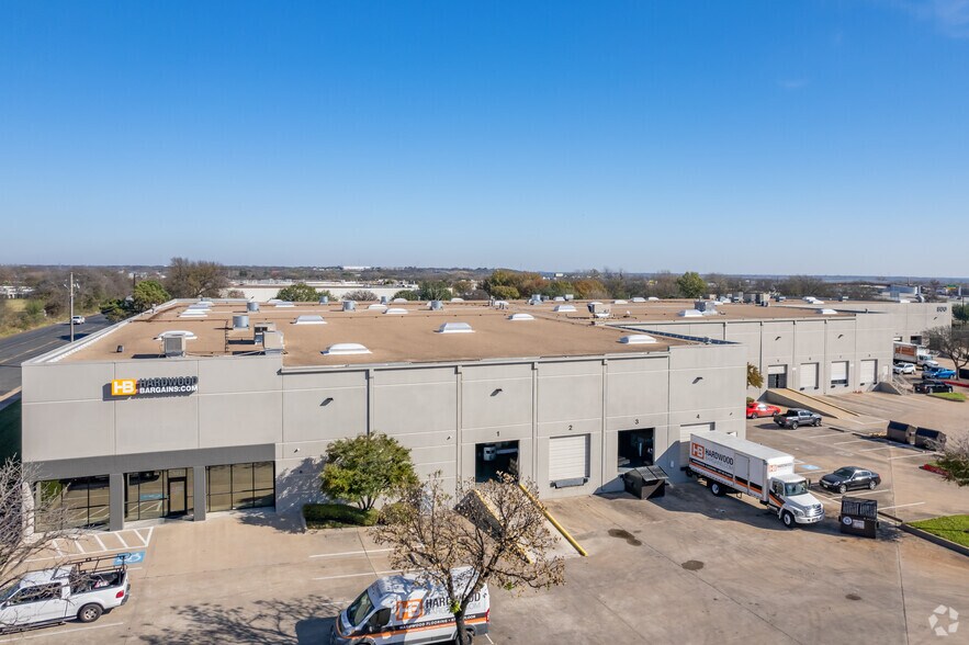 More Photos Of 800 Interchange Blvd, Austin Unknown For Lease
