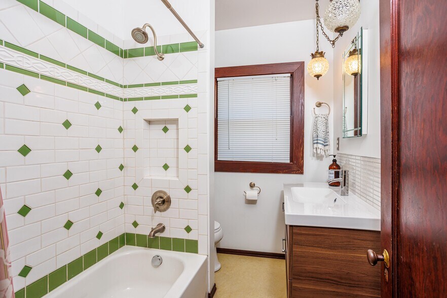 More Photos Of 2105 SE Ochoco St, Portland Office For Sale