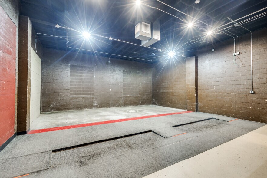 More Photos Of 400 S Elm St, Denton Auto Repair For Lease