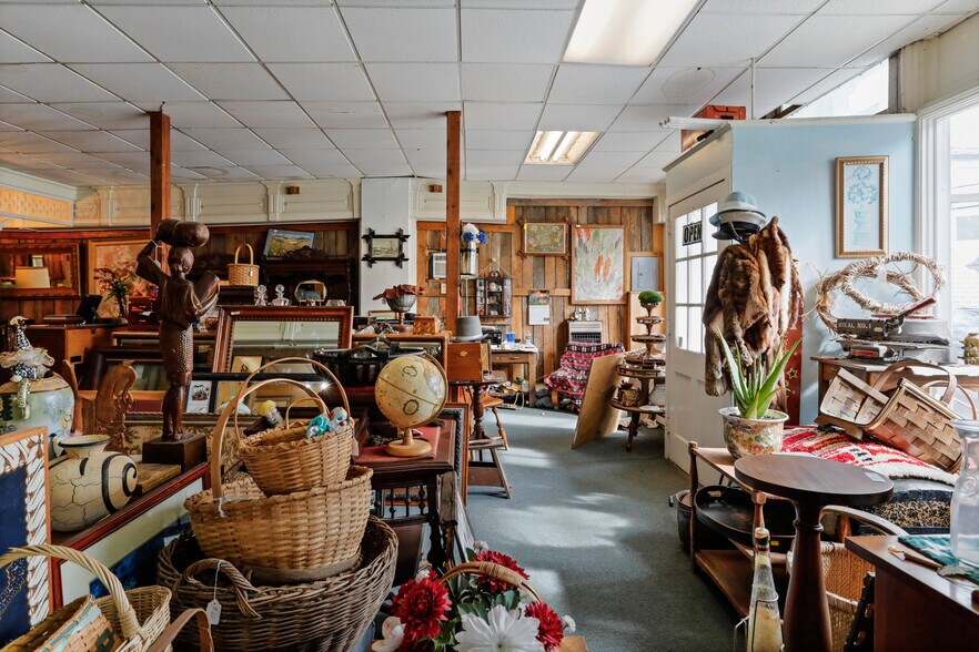 More Photos Of 102-104 N Main St, Edinburg Storefront Retail Residential For Sale