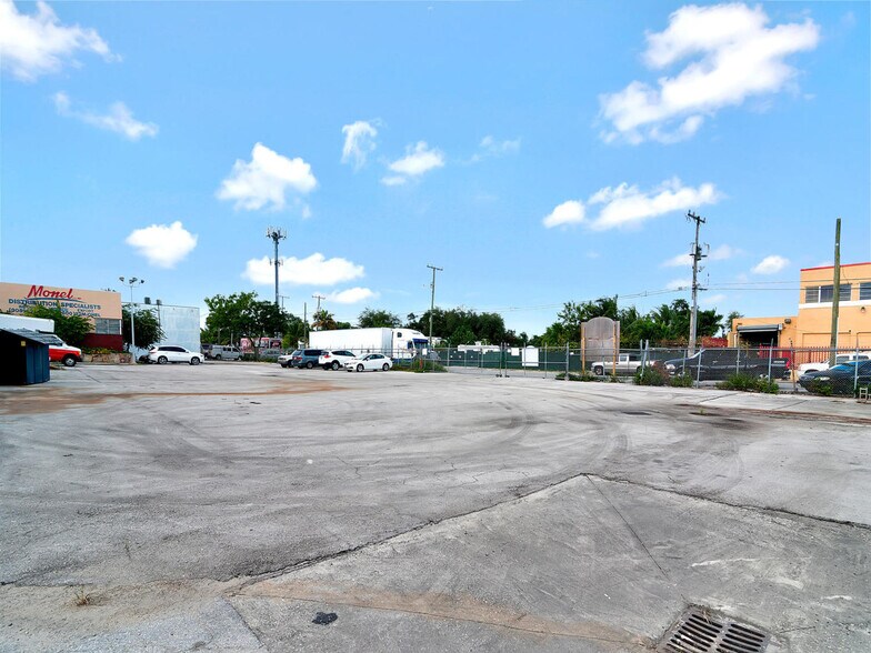 More Photos Of 2770 NW 24th St, Miami Warehouse For Lease
