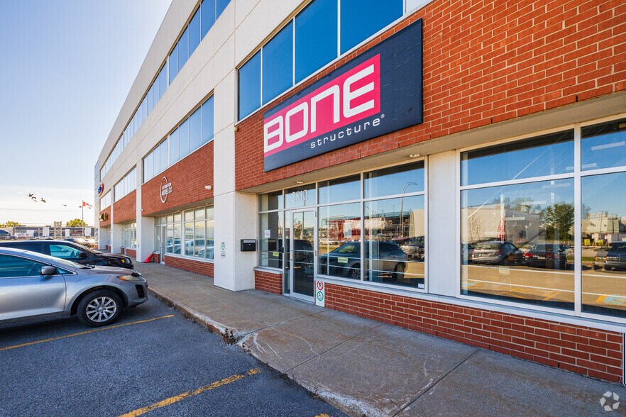 More Photos Of 4451-4479 Aut Laval Ouest (A-440), Laval Showroom For Lease