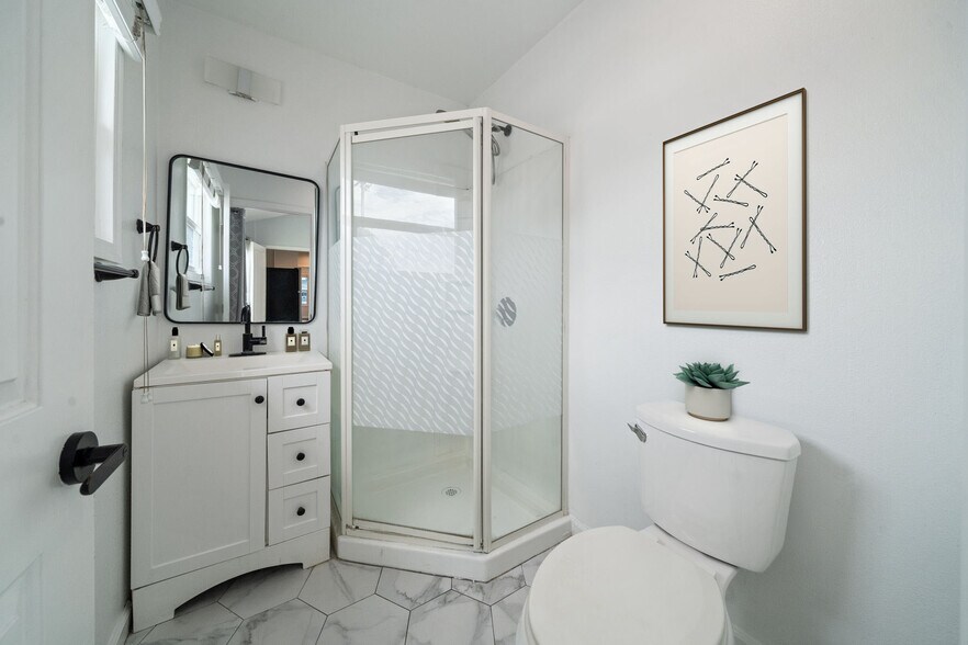 More Photos Of 2283 N Batavia St, Orange Contractor Storage Yard For Sale