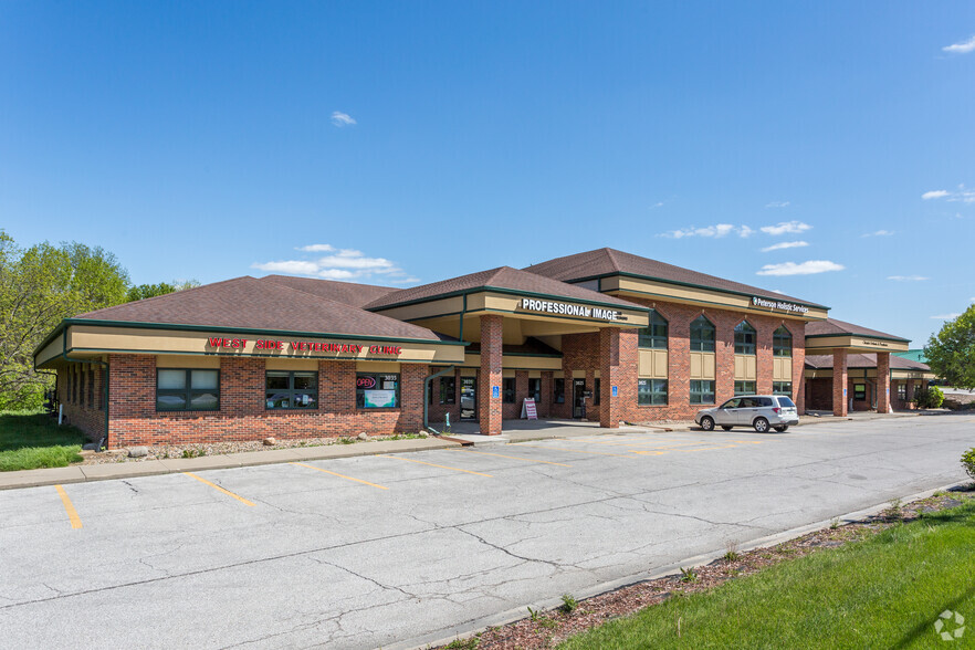 Primary Photo Of 3005 86th St, Urbandale Medical For Lease