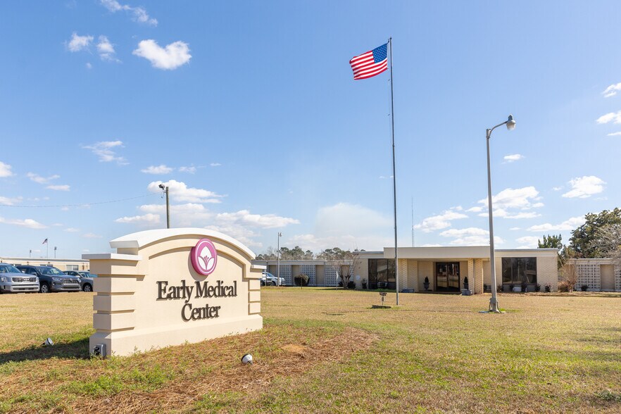 More Photos Of 11510 Columbia St, Blakely Storefront For Sale