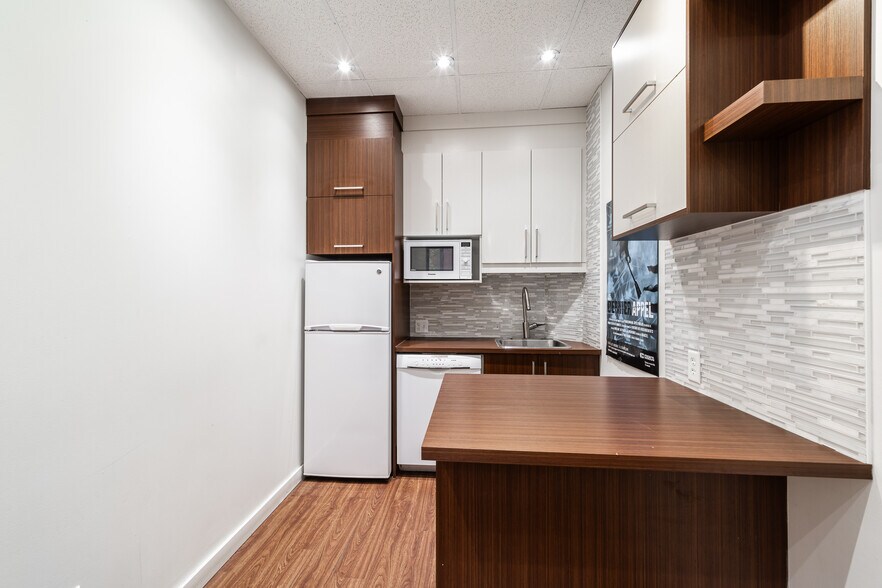 More Photos Of 2830 Boul Saint-Martin E, Laval Office For Lease