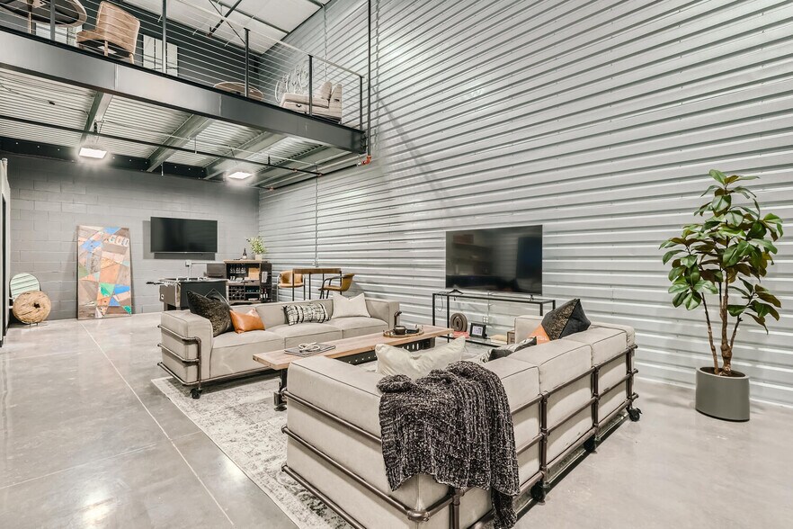 More Photos Of 11 NW Frontage Rd, Fort Collins Showroom For Lease