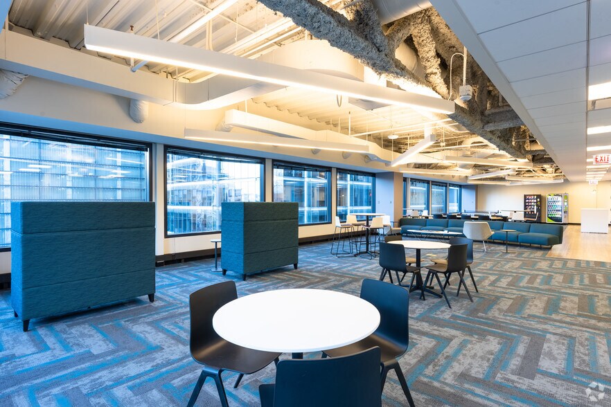 More Photos Of 321 N Clark St, Chicago Office For Lease