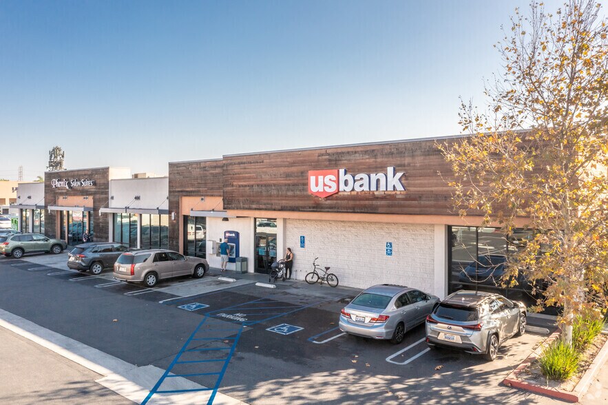 More Photos Of 20052 Brookhurst St, Huntington Beach General Retail For Lease