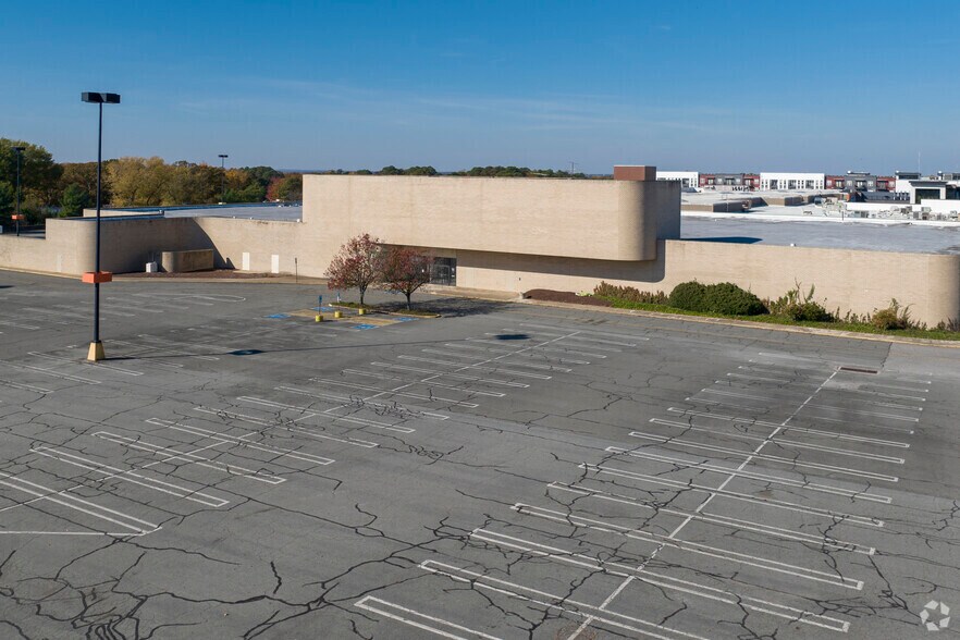 More Photos Of 1400-1420 N Parham Rd, Richmond Unknown For Lease