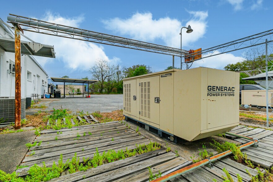 More Photos Of 8200 Westglen Dr, Houston Loft Creative Space For Lease