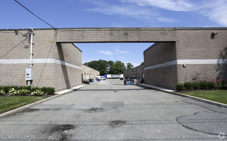 More Photos Of 561 Acorn St, Deer Park Warehouse For Lease