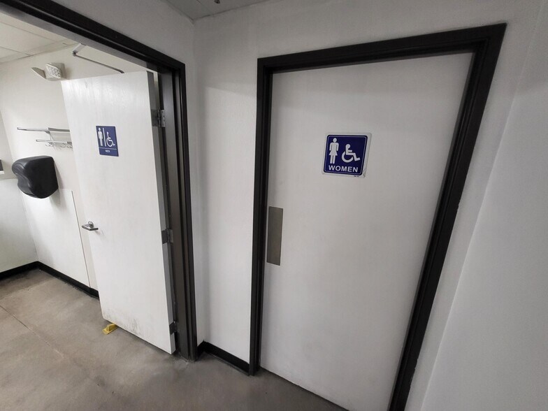 More Photos Of 3326 Ponderosa Way, Las Vegas Warehouse For Lease